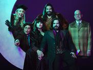 C'est désormais une tradition estivale. Chaque année, les personnages allumés d'un des meilleurs mockumentaires du moment viennent rafraîchir l'atmosphère avec leur humour délicieusement absurde. Et dans cette cinquième saison, c'est la transformation tant attendue du serviteur des vampires de What We Do in the Shadows qui affole déjà les fans de la série.