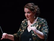 Après avoir vu son histoire racontée cette année dans le film "Divertimento" (Marie-Castille Mention-Schaar), Zahia Ziouani est aujourd'hui au centre d'un documentaire qui revient sur la préparation du concert donné par son orchestre symphonique à la Philharmonie de Paris. On y découvre aussi le portrait d'une cheffe d'orchestre qui casse les codes d'un milieu élitiste et sexiste.