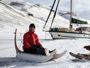 En 2015, l'apprenti-aventurier Guirec Soudée entamait sa première traversée de l'Atlantique à la voile, avec pour seule compagnie… Monique, une poule pondeuse. Quelques années après, un documentaire revient sur les 130 jours passés en hivernage au Groenland par ce duo improbable, et c'est le meilleur plaidoyer pour la nature et les animaux.