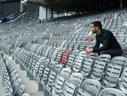 Ancien espoir du club de Toulouse, Ouissem Belgacem a vu sa carrière brisée par le rejet de l’homosexualité qui reste la norme dans le football. Déjà auteur d’un livre choc sur le sujet, il enfonce le clou avec une série documentaire aussi émouvante que nécessaire.