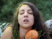 Avoir des rapports érotiques et amoureux avec la nature : cela pourrait paraître comme le délire d'hippies attardés, et pourtant, l'écosexualité remet profondément en question notre relation à l'environnement. Nous décryptons pour vous cette vision sexy de l'écologie.