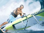 Détenteur de 26 titres mondiaux, le champion français de windsurf est toujours resté injustement méconnu du grand public malgré son palmarès record. Alors qu’il vient de prendre sa retraite, Antoine Albeau a donc droit à un long documentaire qui revient sur sa carrière d’une longévité exceptionnelle.