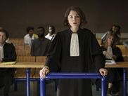 Imaginée par l’ancienne scénariste d’Engrenages, Anne Landois, cette nouvelle série judiciaire porte un regard neuf sur les rouages d’une justice française plutôt méconnue du grand public. Et en mettant en scène une héroïne avocate confrontée à des questionnements éminemment actuels, 66-5 révèle aussi le talent d’une actrice, Alice Isaaz.