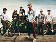 Dans la prestigieuse écurie des séries CANAL+ Original un nouveau bolide fait vrombir son moteur : Spinners, thriller automobile en 8 épisodes. On y découvre les Townships du Cap et le Spinning, nouveau sport mécanique pour les amateurs de sensations fortes. Roulez dans cette super production sud-africaine à vous couper le souffle. Et surtout, n’attachez pas vos ceintures ! Spinners, la première série africaine en compétition à CanneSéries et multiprimée à Dakar Séries.
En exclusivité sur CANAL+ Première.