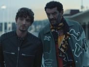 Librement inspirée de l’enquête du journaliste d’investigation Fabrice Arfi sur l’affaire épique de la fraude à la taxe carbone, D’Argent et de Sang est la toute première série du réalisateur césarisé l’an dernier et fan revendiqué de Martin Scorsese. L’influence du cinéaste américain sur Xavier Giannoli se ressent encore dans cette grande fresque tragique, qui met en scène un Vincent Lindon habité.