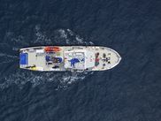 Parti en octobre 2022 pour trois ans d’expédition autour des régions les plus polluées du globe, le bateau du projet Plastic Odyssey a été filmé lors de ses premières escales destinées à trouver des solutions concrètes de recyclage du plastique. Cela donne aujourd’hui un documentaire qui incite à limiter au maximum l’utilisation de ce matériau calamiteux pour l’environnement.
