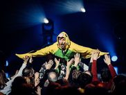 Dans son spectacle 2 mariages et 1 enterrement, l’humoriste revient avec humour sur les échecs de sa vie amoureuse et tente de faire la paix avec sa rupture.