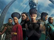En 2018 Ryan Coogler réalise Black Panther, le film de tous les records : premier film le plus rentable signé par un réalisateur noir, premier film de super-héros nommé aux Oscar (il en remporte 3 sur 19 nominations), l’un des plus gros succès au box-office mondial avec plus d’un milliard de dollars de recettes ! Mais le retour à Wakanda pour le sequel de Black Panther ne se passe comme prévu : à la vie comme à l’écran, les studios Marvel ont perdu leur héros. En 2020 le brillant Chadwick Boseman, interprète du Roi T’Challa, meurt à l’âge de 43 ans des suites d’une grave maladie.