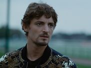 Diffusés à l’automne dernier, les premiers épisodes de la série de Xavier Giannoli rivalisaient déjà avec le meilleur de sa filmographie. Mais avec cette deuxième partie, le cinéaste césarisé fait entrer D’argent et de sang dans une autre dimension en forme de tragédie, plus scorsesienne que jamais.