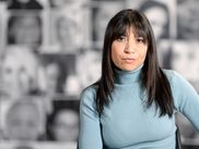 Avec le documentaire Vivante(s), Sarah Barukh, autrice et militante contre les violences conjugales, rend un vibrant hommages aux victimes de féminicides et tente de sauver la vie des femmes encore en danger.