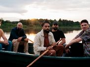 Panayotis Pascot et Adib Alkhalidey signent Enterrement de Vie de Garçon, une mini-série sur le deuil et l’amitié, et partagent l’affiche avec Fary Lopes B, Jason Brokerss et Guillermo Guiz.