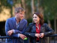 Si vous connaissez déjà par cœur la filmographie de Richard Curtis, cette série est ce qui pouvait vous arriver de mieux pour les fêtes de fin d’année. Avec un charme assez irrésistible et une bonne dose d’humour noir, The Lovers s’amuse en effet à détourner les clichés des rom coms dans un cadre original : l’Irlande du Nord de Belfast.