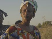 Dans un village isolé, au Fouta Sénégalais, loin de toute école et de tout espoir d’un raccordement électrique, des femmes imposent le changement. Elles iront, contre l’avis des hommes, se former à l’énergie solaire pour électrifier leur village.
Un film documentaire coproduit par CANAL + International et réalisé par Elise Darblay et Antoine Depeyre en exclusivité sur CANAL+ Pop.
