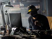 Narrés par le youtubeur Rabbin des Bois, les épisodes de cette nouvelle Création Documentaire reviennent sur le parcours criminel de six escrocs responsables de certains des coups les plus fumants de l’histoire d’Internet.