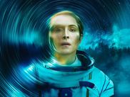 Visiblement, la plateforme d’Apple ne semble pas prête à céder son trône de reine des séries de science-fiction. C’est ce que confirme clairement Constellation, un thriller spatial de haute tenue qui permet à l’actrice suédoise de retrouver ses habits de cosmonaute, douze ans après Prometheus.