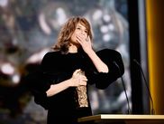 Déjà trois fois maîtresse de cérémonie et détentrice d’autant de César, c’est peu dire que l’actrice-scénariste-réalisatrice connaît bien la maison. Chouchoute du public en raison de son inoxydable drôlerie, Valérie Lemercier, Présidente de la Cérémonie cette année, aura la lourde responsabilité de succéder à Tahar Rahim. Avant la 49e cérémonie du 23 février, en direct, en clair et en exclusivité sur CANAL+, retour sur le parcours d’une personnalité unique du cinéma français.