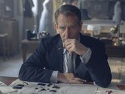 La première collection du grand couturier français est tellement légendaire qu’elle méritait bien d’être racontée à l'écran. C’est désormais chose faite grâce à Apple TV+, qui n’a pas lésiné sur les moyens pour reconstituer l’époque fascinante de ''The New Look'', et notamment la façon dont Coco Chanel et Christian Dior ont vécu l’Occupation de Paris.