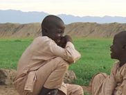 Kolofata, Grand Nord du Cameroun : les enfants apprennent le calcul à l’école et jouent au foot, les femmes pilent le mil, les poules gambadent. La vie suit son cours mais on entend des tirs de mitraillette hors-champs. Kolofata n’est pas un village comme les autres : des militaires armés jusqu’aux dents ont la tâche de protéger la population. Depuis 2013 cette communauté, comme toute la région, est martyrisée par les attaques de l’organisation terroriste Boko Haram. Aujourd’hui leurs exactions se raréfient mais la menace reste réelle, omniprésente. Le Spectre de Boko Haram analyse avec humanisme le quotidien d’une population qui a appris à façonner son existence malgré tout. Le regard de la réalisatrice du film, la talentueuse Cyrielle Raingou, se pose en particulier sur des écoliers en CP. Un documentaire sensible et lumineux où la barbarie n’a aucun droit à l’image. Une coproduction CANAL+ en exclusivité sur CANAL+ Première à partir du 7 avril à 20h30.
