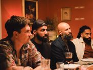 Avec la série Enterrement de Vie de Garçon, les stand-uppers français questionnent la masculinité et ses impératifs face au deuil.