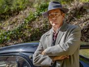 Quatre-vingt ans après le grand classique de John Huston avec Humphrey Bogart dans la peau du détective privé ténébreux, deux grands scénaristes de séries ont imaginé à quoi pourrait ressembler la vie de Sam Spade dans la France de 1963. Un changement de cadre qui permet à Mister Spade de renouveler le genre du film noir.