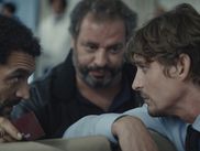 C’est la première bonne nouvelle de 2024. À partir du 22 janvier, CANAL+ diffusera les derniers épisodes de la série de Xavier Giannoli, consacrés à la partie « sanglante » de la fraude à la taxe carbone. En attendant de retrouver les personnages complètement allumés D’Argent et de Sang, retour sur les événements de la première partie.