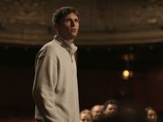 Succès surprise de l’année 2023, la comédie à huis clos de Quentin Dupieux a littéralement propulsé sur le devant de la scène un acteur jusque-là plutôt habitué aux seconds rôles. Mais Yannick n’est probablement que le premier acte de l’histoire d’amour entre Raphaël Quenard, le cinéma français et son public.