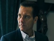 Personnage fondateur du film noir, le Sam Spade incarné par Humphrey Bogart dans Le Faucon maltais en 1941 est un héros masculin bien de son époque. Huit décennies plus tard, Clive Owen reprend le flambeau dans Mister Spade, où il redessine largement les contours de la figure du détective privé.