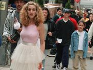 Vingt ans après sa conclusion, elle reste le péché mignon de fans de mode du monde entier. Eh oui, Sex and the City était aussi une série révolutionnaire pour ses costumes, dont voici l’histoire.