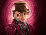 Depuis quelques années, l’acteur franco-américain est devenu le porte-étendard d’un nouvel idéal masculin, moins viril et plus rassurant. Une image publique exploitée à fond dans le film de Paul King, où Timothée Chalamet incarne un Willy Wonka jeune et naïf, aux antipodes de la version adulte jouée par Johnny Depp chez Tim Burton en 2005.