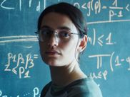 Lauréate du César de la meilleure révélation féminine cette année, l’actrice franco-suisse est la sensation du dernier film d’Anna Novion, où elle incarne avec brio une mathématicienne obsessionnelle. Au point de nous réconcilier avec les équations ? Le Théorème de Marguerite incite à répondre un grand oui.