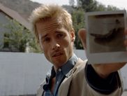Considéré comme l’un des meilleurs films de son réalisateur, le deuxième long-métrage de Christopher Nolan continue de retourner le cerveau de ses fans, près de 25 ans après sa sortie. On n’a toujours pas fini de percer tous les mystères de Memento (2000), et c’est exactement pour ça qu’on ne se lasse pas de le revoir.
