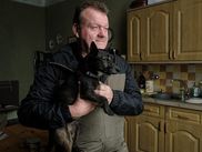 Annoncé comme le dernier long-métrage du réalisateur chouchou des jurys cannois, ce drame social représente la quintessence du cinéma engagé de Ken Loach. Alors, « Le Vieux Chêne » du cinéma britannique en a-t-il fini avec la dénonciation des injustices ? The Old Oak nous donne en tout cas envie de croire que non.