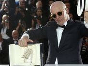 Encore récompensé par deux prix pour Emilia Perez, sa première comédie musicale, le cinéaste français continue de prouver année après année qu’il repart rarement bredouille du Palais des festivals. Alors que plusieurs de ses films sont visibles actuellement sur myCANAL, retour sur l’histoire d’amour entre Jacques Audiard et le Festival de Cannes.