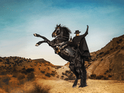 Vous reprendrez bien un peu de cape et d’épée ? Cet automne, Jean Dujardin endosse le célèbre masque noir et redonne vie à l’un des justiciers les plus populaires du petit (et du grand) écran. Il incarnera néanmoins un Zorro quelque peu différent de celui qu’on connaît.