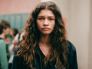 Cela fait déjà deux ans que la dernière saison d’Euphoria nous a laissé sur un suspens insoutenable. Alors que la série de Sam Levinson a connu de nombreux chamboulements en interne, les fans s’interrogent : y aura-t-il vraiment une saison 3 ?