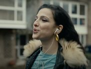 Avec « Back to Black », Sam Taylor-Johnson livre un biopic émouvant et fidèle à l’univers d’Amy Winehouse. Mais c’est surtout la performance de Marisa Abela, bluffante dans le rôle de la chanteuse, qui retient l’attention. Entre transformation physique impressionnante et immersion totale dans le personnage, l’actrice offre un hommage saisissant à cette légende de la musique.