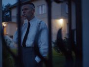 Sacré à Cannes et aux Oscars, l’ambitieux long-métrage de Jonathan Glazer sur le quotidien de la famille Höss a réouvert le débat sur la représentation de la Shoah au cinéma. Mais au-delà des controverses, La Zone d’intérêt constitue aussi une réflexion passionnante sur la banalité du mal, et le nouveau sommet de la carrière d’un réalisateur décidément hors normes.