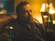 Petit par la taille mais grand par le talent, l’acteur britannique au centre du film et de la série The Chef est un incontournable du petit écran depuis une vingtaine d’années. Retour donc sur nos trois rôles préférés de Stephen Graham à la télévision.