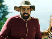 On le connaissait comme acteur et comme humoriste, mais dans Un p’tit truc en plus, Artus nous prouve qu’il a aussi un vrai talent de réalisateur. Retour sur le parcours atypique de celui qui a conquis le box office français et le cœur des spectateurs.