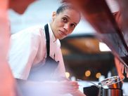 Vous n’en pouvez déjà plus d’attendre la saison 4 de The Bear ? Détendez-vous. Même si la gastronomie britannique est catastrophique, la meilleure série culinaire du moment nous vient bien d’outre-Manche. Elle s’appelle The Chef, et voici trois raisons de la regarder sans modération.