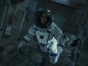 Entre dystopies oppressantes, voyages dans l’espace et questionnements sur notre avenir, ces 10 séries de science-fiction vous promettent des récits captivants. Avec des intrigues uniques et des univers visuellement époustouflants, préparez-vous à une immersion totale dans la SF. À vos écrans, prêts à décoller !