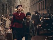 Sorti très brièvement dans les salles de cinéma, le nouveau long-métrage du réalisateur britannique est un film d’époque impressionnant aux allures de conte initiatique. Et si Saoirse Ronan est la star de Blitz, le jeune Elliott Heffernan s’y révèle.
