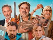 Didier Bourdon en chasseur, cela ramène immédiatement les fans des Inconnus au sketch culte de 1991, où les chasseurs en prenaient pour leur grade. Plus de trente ans après avoir tiré des rires avec « le bon et le mauvais chasseur », Bourdon renfile le costume de l'homme des bois dans le film « Chasse gardée », un des succès de 2023.