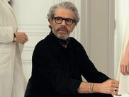 Produite avec les gros moyens d’Apple TV+, cette série française réunit un casting luxueux pour mieux le faire s’étriper dans les coulisses des défilés. Mais si La Maison se distingue des nombreuses séries sur la haute couture, ce n’est pas pour cette raison…