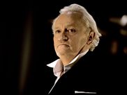 Niels Arestrup, figure incontournable du cinéma français, s’est éteint hier, laissant derrière lui une filmographie impressionnante. Acteur caméléon, il a marqué de son empreinte des rôles complexes, entre autorité, humanité et ambiguïté. À travers 10 films qui ont jalonné sa carrière, revenons sur les performances inoubliables de cet artiste d’exception.