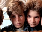 Les années 80, c'était l'époque où les héros étaient musclés, les méchants impitoyables et où les effets spéciaux commençaient à faire rêver. Mais ce n'était pas que ça ! Elles ont également été le terrain de jeu de cinéastes visionnaires qui ont repoussé les limites du genre et marqué les esprits. Retour sur 10 films cultes qui ont marqué la décennie.