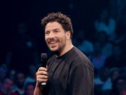 Avec son spectacle On m’appelle Marseille, l’humoriste fait la part belle aux punchlines improvisées, dans un spectacle semi-écrit, semi-inventé sur le tas, selon son habitude… Et on ne s’en lasse pas.