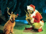 Noël, c’est dans un mois ! Et quoi de mieux pour se plonger dans l’ambiance des fêtes que de regarder (ou revoir) des films cultes qui sentent bon le sapin et les guirlandes ? Qu’ils soient drôles, magiques ou carrément émouvants, ces classiques du cinéma nous rappellent que l’esprit de Noël, c’est aussi un bon moment passé devant un écran avec un plaid et un chocolat chaud. Voici 10 incontournables pour illuminer vos soirées d’hiver. Sortez les mouchoirs (et les cookies) et laissez-vous emporter par la magie du grand écran !