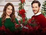 La saison des téléfilms de Noël est lancée ! Et chaque année, c’est la même chose : malgré leurs clichés bien connus, on ne peut s’empêcher de les regarder. Entre les histoires de romances improbables, les héros citadins exilés à la campagne et les sapins parfaitement décorés, ces téléfilms ont un charme irrésistible qui, année après année, nous réchauffe le cœur. Alors, quels sont les ingrédients magiques de cette recette toujours gagnante ?