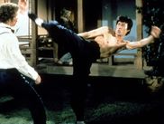 Icône incontestée des arts martiaux et légende du cinéma, Bruce Lee a laissé une empreinte inoubliable avec ses films qui continuent d’influencer la culture populaire. Bien que sa carrière sur grand écran ait été brève, chacun de ses films est devenu culte, incarnant la puissance, la philosophie et la détermination de cet artiste unique. Voici cinq de ses œuvres incontournables, qui ont redéfini l’action et l’art martial au cinéma.